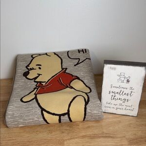 Winnie the Pooh and Piglet throw and wall decor